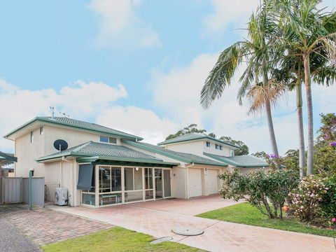 Occy's @ Fingal Bay - Kingaroy Accommodation 2