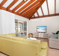 Occy's  Fingal Bay - Kingaroy Accommodation