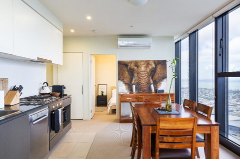 ON TOP OF THE WORLD - BEST VIEWS IN MELBOURNE !! - Kingaroy Accommodation 0