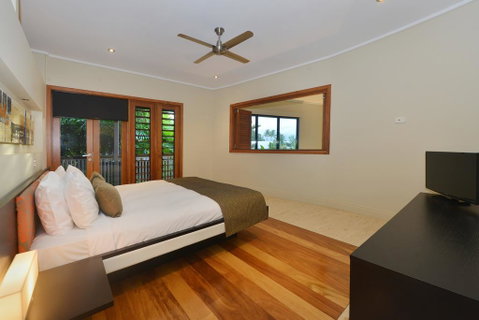 OneLuxe Port Douglas - Kingaroy Accommodation 3