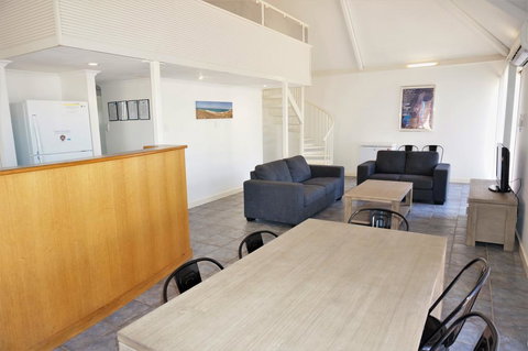 Osprey Holiday Village Unit 111 - Splendid 3 Bedroom Holiday Villa With A Pool In The Complex - Kingaroy Accommodation 1