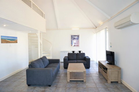 Osprey Holiday Village Unit 111 - Splendid 3 Bedroom Holiday Villa With A Pool In The Complex - Kingaroy Accommodation 2