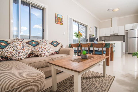 PEACEFUL 2Kingbed RootyHill Townhouse Near Station - Kingaroy Accommodation 0