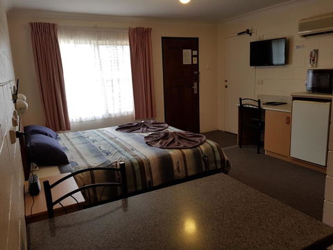 Peak Hill Golden Peak Budget Motel - Kingaroy Accommodation 1
