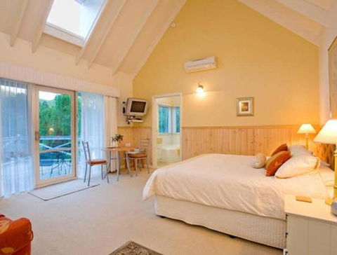 PLUM TREE STUDIO - Couples Lakeside Spa Retreat - Kingaroy Accommodation 0