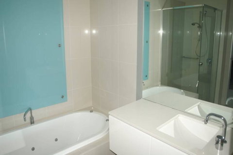 Q1 1 Bedroom Apartment On 30th Floor - Kingaroy Accommodation 2