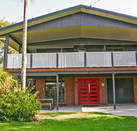 Red Door Beach House - Marcoola Beach - PET FRIENDLY FOXTEL WIFI 500 BOND Linen Supplied - Kingaroy Accommodation