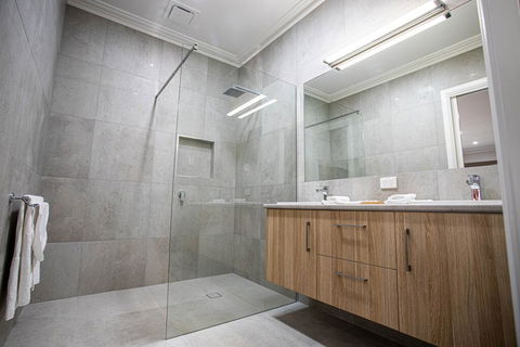 Red Waratah Accommodation - Kingaroy Accommodation 3