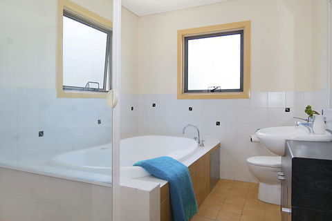 Reef - Located At Lennox Head - Kingaroy Accommodation 2
