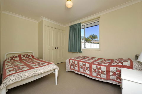 Reef Close, 1/2 - Kingaroy Accommodation 2