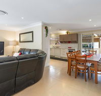 RELAXED COASTAL GETAWAY // MOMENTS TO WATERFRONT - Kingaroy Accommodation