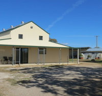 RETRO FUNNY FARM - Kingaroy Accommodation