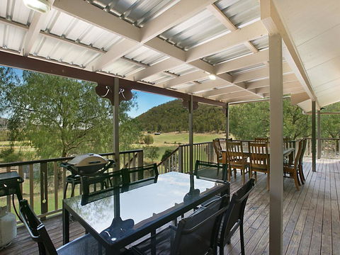 Rosa House In Broke, 4br House In Walking Distance To Cellar Doors - Kingaroy Accommodation 0