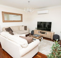 Roselawn Entertainer Large  Luxurious Sleeps 12 - Kingaroy Accommodation