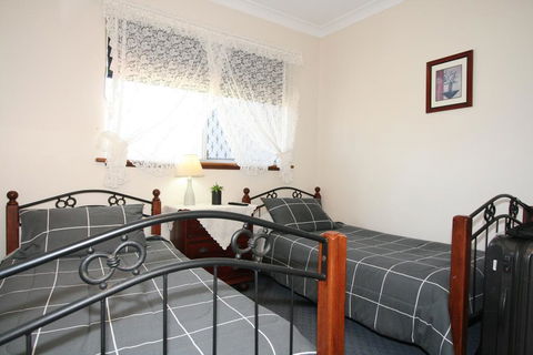 Safety Bay Guest House - Kingaroy Accommodation 0