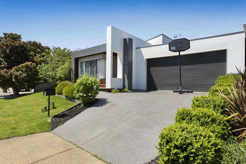 SAFETY BEACH ENTERTAINER - Kingaroy Accommodation 1