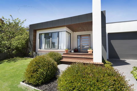 SAFETY BEACH ENTERTAINER - Kingaroy Accommodation 0