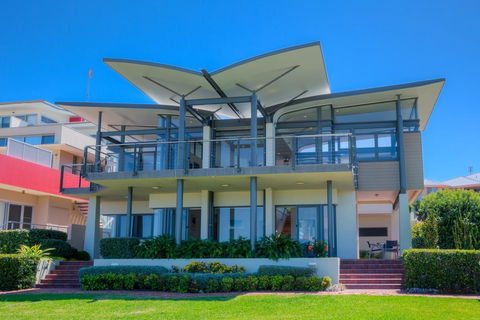 Sails On The Beachfront - Exclusive Seaside Home - Kingaroy Accommodation 1