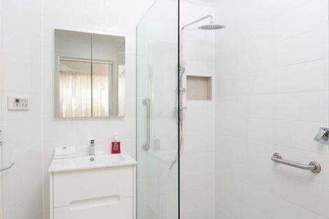 SAILS TWO - INVERLOCH - Kingaroy Accommodation 2