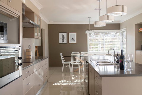 Sampson St, Large Stylish CBD Home, Sleeps 11 - Kingaroy Accommodation 2