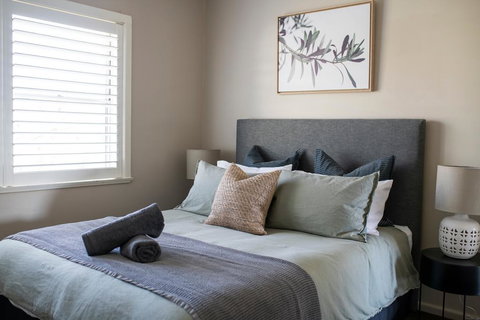 Sampson St, Large Stylish CBD Home, Sleeps 11 - Kingaroy Accommodation 1