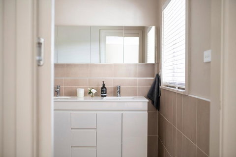 Sampson St, Large Stylish CBD Home, Sleeps 11 - Kingaroy Accommodation 3