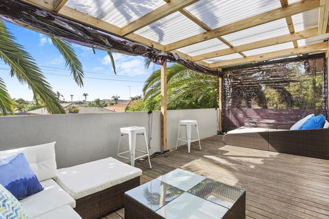 SANTORINI BEACH HOUSE - SAFETY BEACH - Kingaroy Accommodation 3