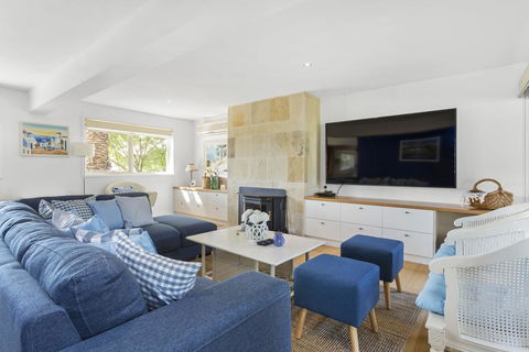 SANTORINI BEACH HOUSE - SAFETY BEACH - Kingaroy Accommodation 2