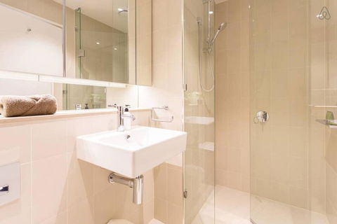 Scarlett - Docklands Delight Balcony, Gym & Pool - Kingaroy Accommodation 3