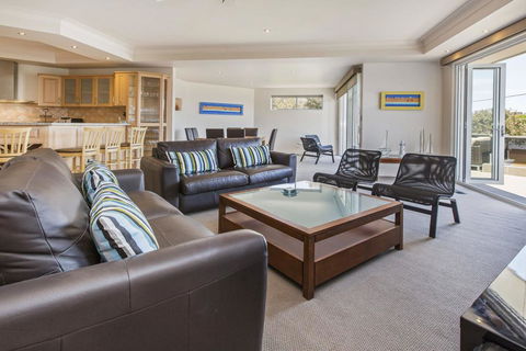 SEA GRANGE - MORNINGTON - Kingaroy Accommodation 3
