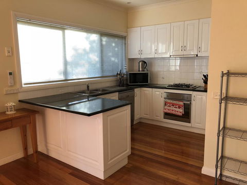 Seagrape Cottage - Kingaroy Accommodation 3