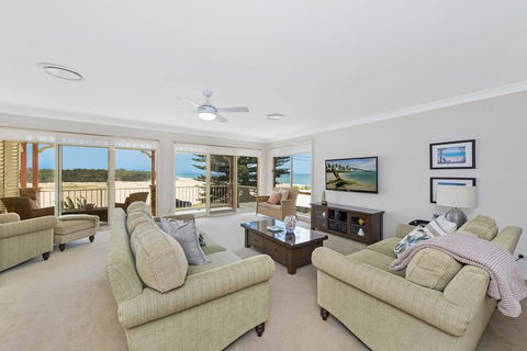 SEASCAPE - An Enticing Lakeside Escape - Kingaroy Accommodation 1