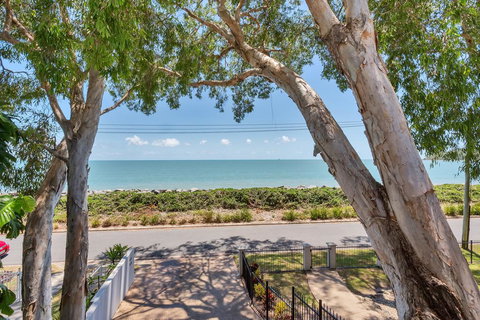 Seascape Luxury Beachfront House - Kingaroy Accommodation 2