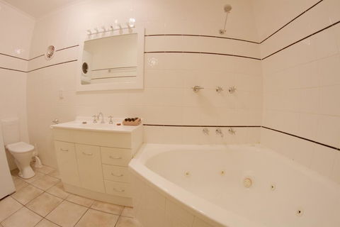 Snow Ski Apartments 34 - Kingaroy Accommodation 3