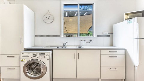 Sounds Of Sunshine 2 Downstairs Half Of House - Kingaroy Accommodation 0