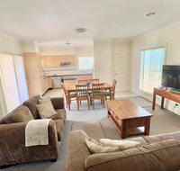 Spacious 2 Bed 2 Bath Villa - Central Location - Quiet - Kingaroy Accommodation