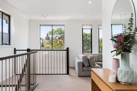 Spacious 4-Bed House With Parking And Backyard - Kingaroy Accommodation 1
