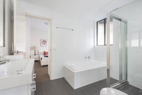 Spacious Two-Bedroom Apartment Near Hospital - Kingaroy Accommodation 3