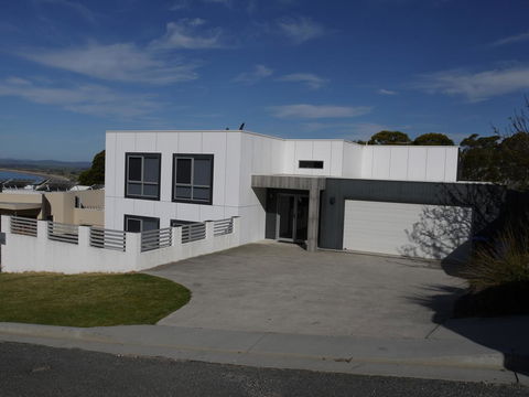 Spectacular Holiday Living - Kingaroy Accommodation 0