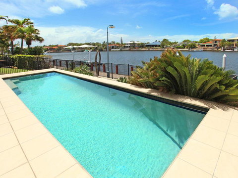 St Lucia 11 - 4 BDRM Canal Home With Pool - Kingaroy Accommodation 1