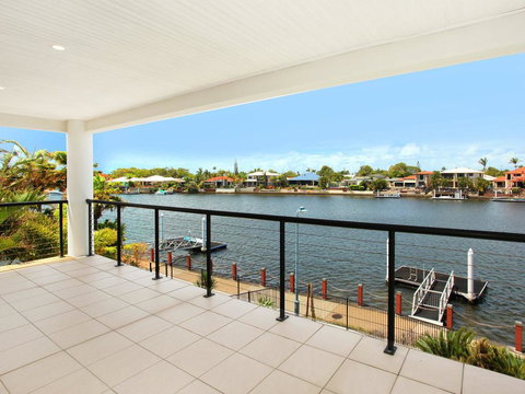 St Lucia 11 - 4 BDRM Canal Home With Pool - Kingaroy Accommodation 3