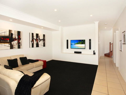 St Lucia 11 - 4 BDRM Canal Home With Pool - Kingaroy Accommodation 2