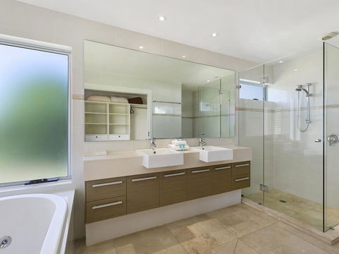 Stunning Riverfront Apartment In Noosaville - Unit 2 Wai Cocos 215 Gympie Terrace - Kingaroy Accommodation 3