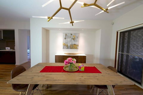 Stylish Luxe House For Big Group Near Shopping Center - Kingaroy Accommodation 2