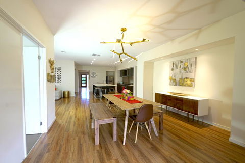 Stylish Luxe House For Big Group Near Shopping Center - Kingaroy Accommodation 0