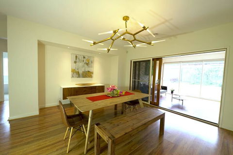 Stylish Luxe House For Big Group Near Shopping Center - Kingaroy Accommodation 3