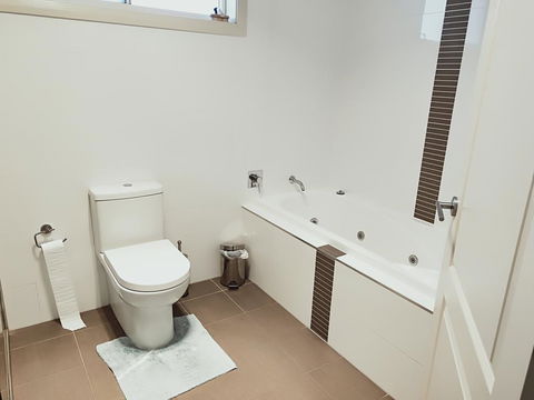 Stylish Private Bathroom-Luxurious Modern Big Home - Kingaroy Accommodation 2