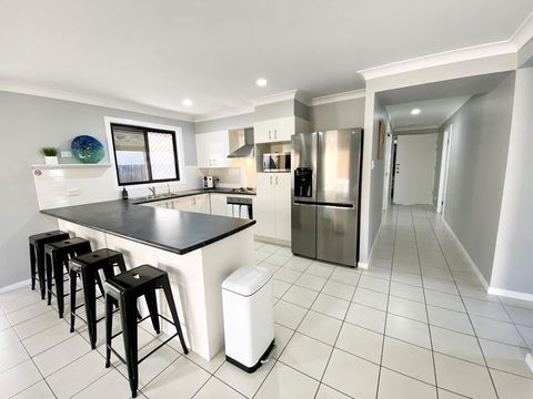 STYLISH RESIDENCE, LARGE PRIVATE YARD - CLOSE TO DREAMWORLD - Kingaroy Accommodation 3