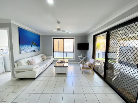 STYLISH RESIDENCE, LARGE PRIVATE YARD - CLOSE TO DREAMWORLD - Kingaroy Accommodation 0