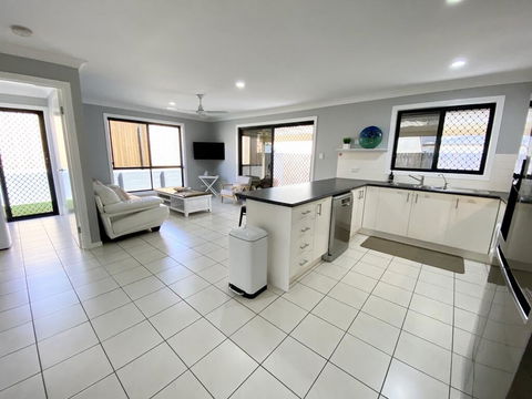 STYLISH RESIDENCE, LARGE PRIVATE YARD - CLOSE TO DREAMWORLD - Kingaroy Accommodation 2